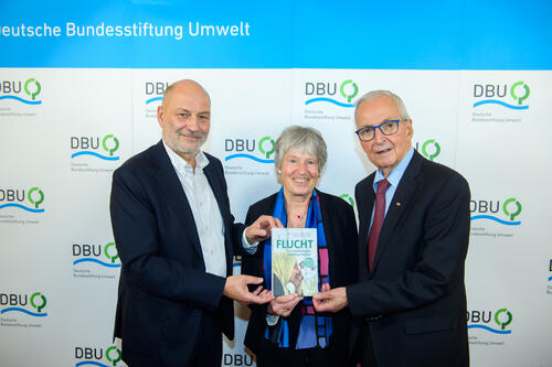 Plädieren für eine humane Politik (v. l.): Ralf-Uwe Beck, Prof. Dr. Angelika Zahrnt und Prof. Dr. Klaus Töpfer © Peter Himsel/DBU