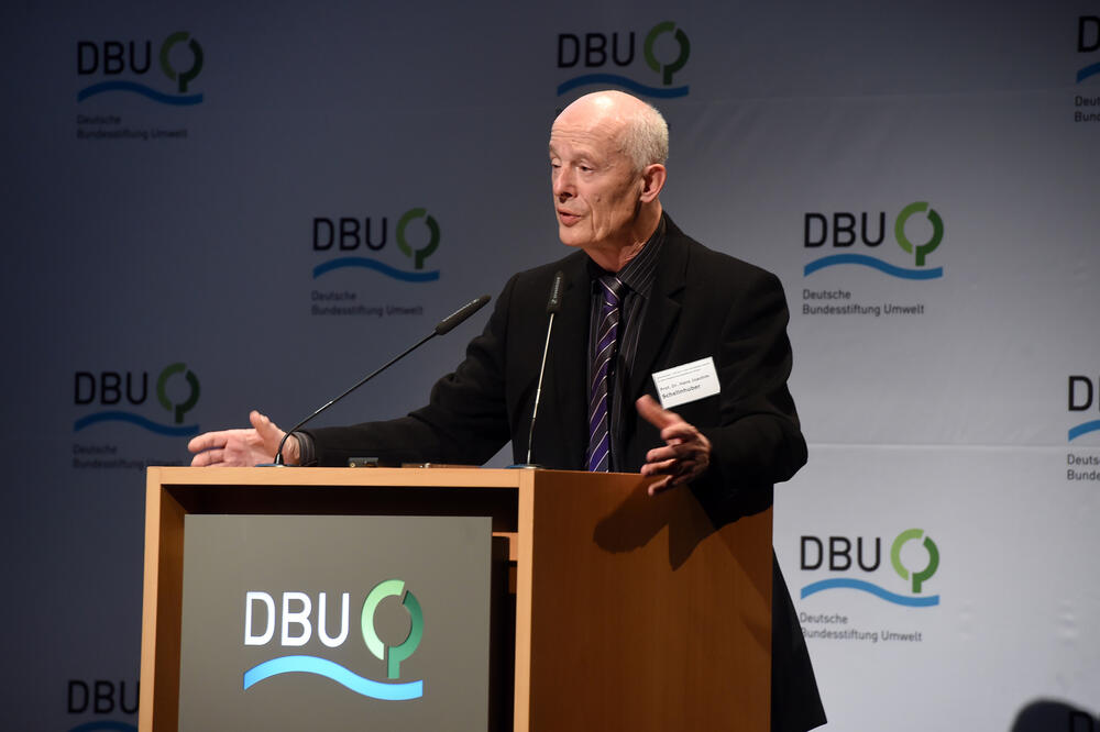 Prof. Dr. Hans Joachim Schellnhuber am Rednerpult © Peter Himsel/DBU