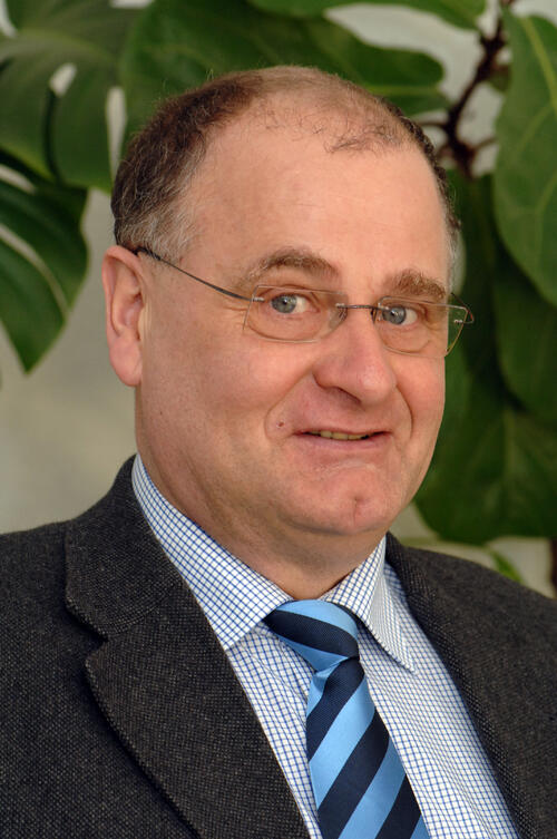 DBU-Ausstellung „T-Shirts, Tüten und Tenside - Die Ausstellung zur Nachhaltigen Chemie“: Referent Prof. Dr. Günter Kreisel  