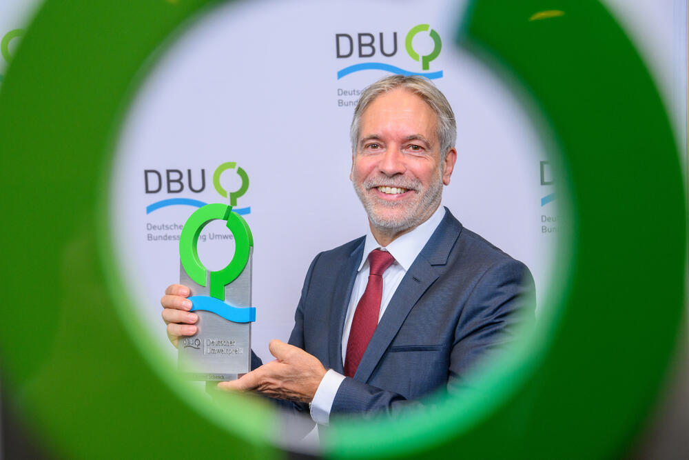 Preisträger Dr. Christof Schenck mit Stele © Peter Himsel/DBU