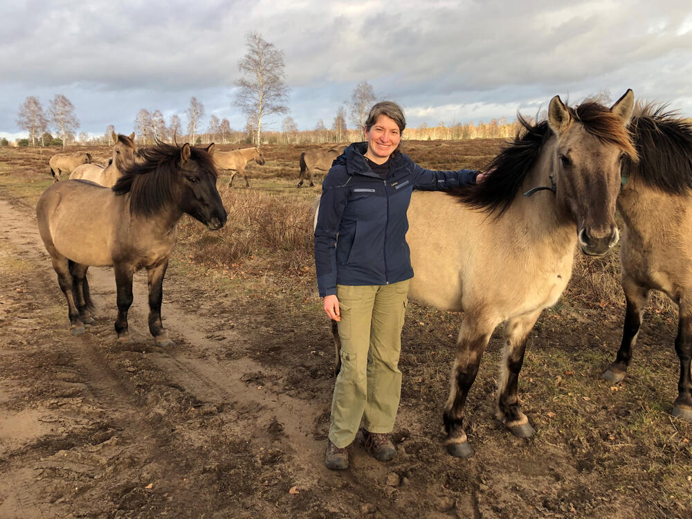 Christiane Hönicke und Konik © Katja Behrendt/DBU Naturerbe