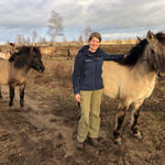 Christiane Hönicke und Konik © Katja Behrendt/DBU Naturerbe