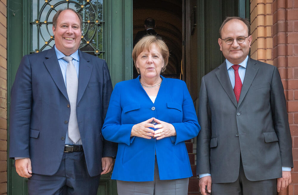 Prof. Dr. Ottmar Edenhofer (rechts) an der Seite von Bundeskanzlerin Angela Merkel und Kanzleramtsminister Helge Braun © Greb/PIK
