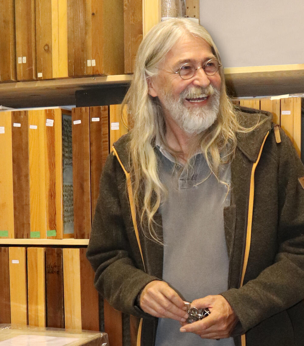 Sorg vor einem Regal mit Insektenpräparaten © Kerstin Heemann/DBU