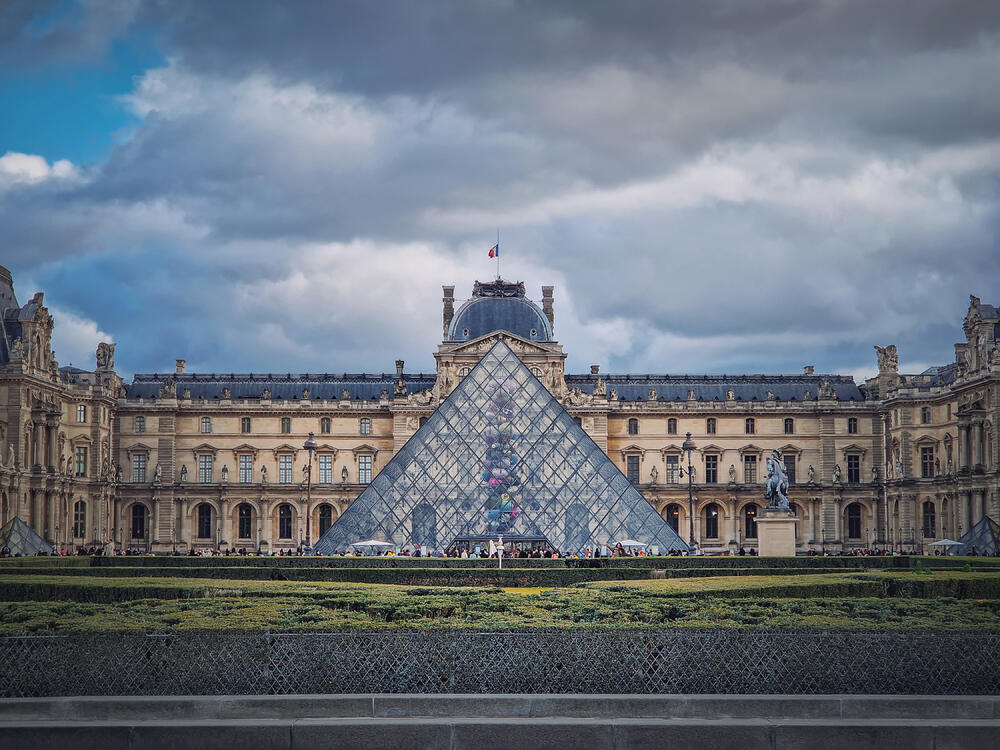Museum Louvre in Paris  © psychoshadow – AdobeStock.com
