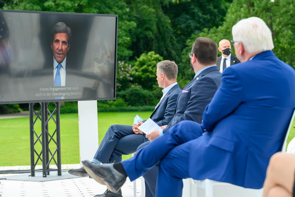 Bundespräsident Steinmeier und US-Klimaschutzbeauftragter John Kerry © Peter Himsel/DBU