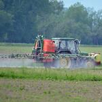 Verteilung von Pestiziden auf einem Feld © August Falkner/piclease