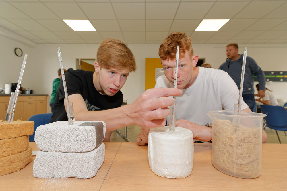 Schülerinnen und Schüler experimentieren im Außerschulischen Lernort Saebecker Energiewelten. © Alfred Riese, Saerbecker Energiewelten
