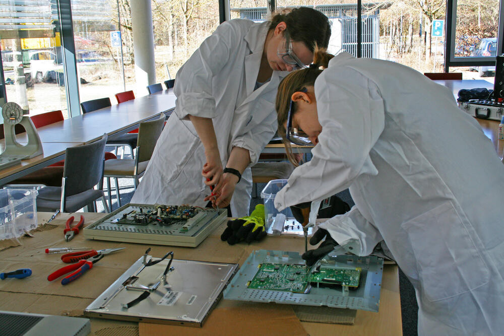 Im Labor zerlegen die Jugendlichen die Flatscreens in ihre Einzelteile ... © AMU Universität Augsburg