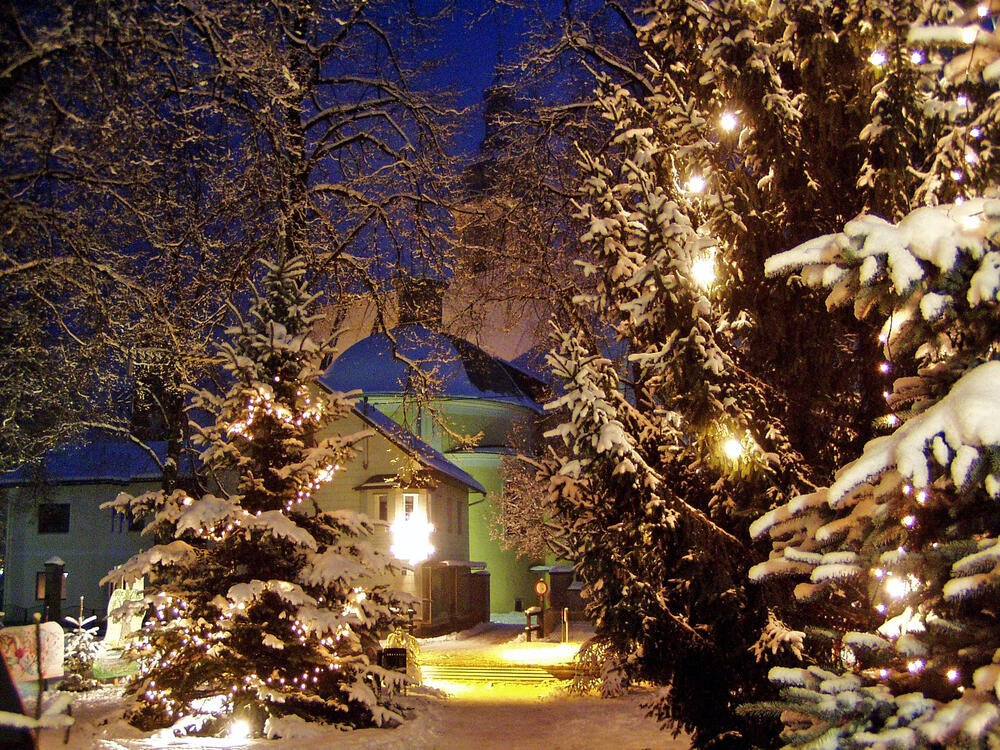 Weihnachtsbeleuchtung mit Kirche © August Falkner/piclease
