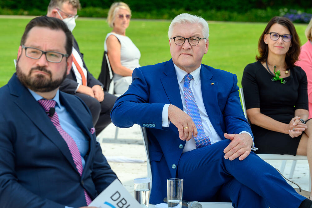Bundespräsident Steinmeier mit DBU-Generalsekretär Bonde und Kuratoriumsvorsitzende Schwarzelühr-Sutter © Peter Himsel/DBU