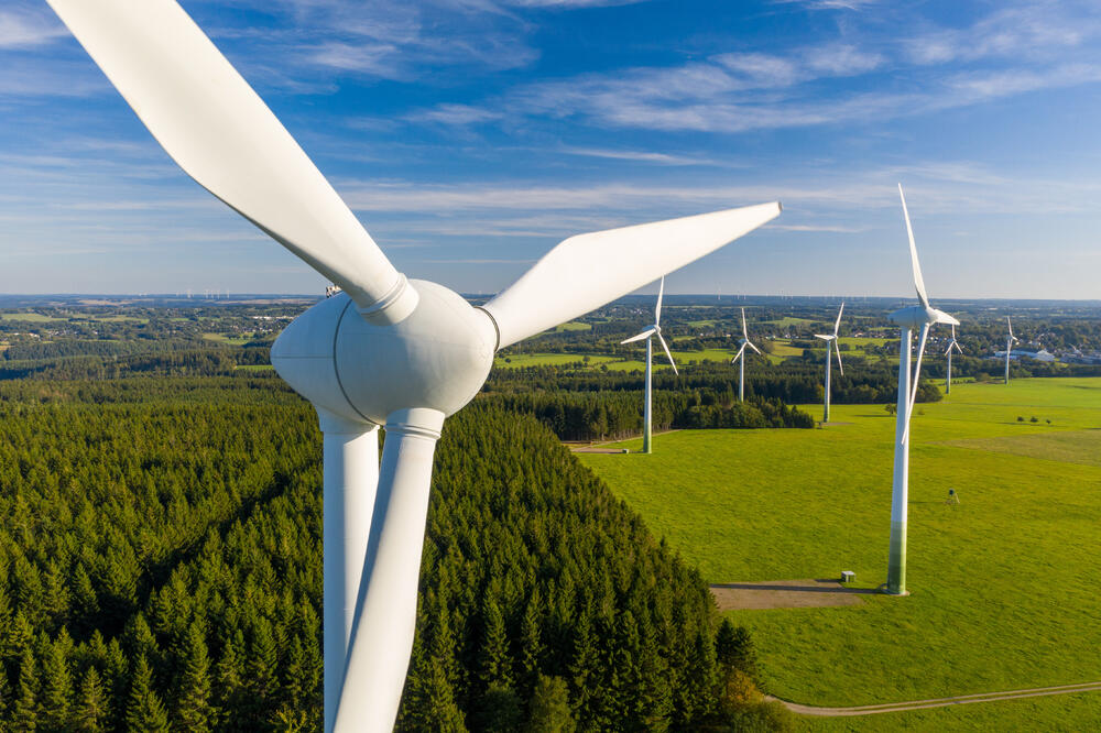 Wie können Windenergieanlagen netzbildend arbeiten? Das untersucht ein DBU-Projekt. © Foto: engel.ac - stock.adobe.com