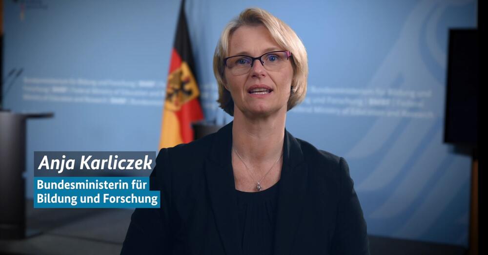 Anja Karliczek, Bundesministerin für Bildung und Forschung, hielt beim DBUdigital Online-Forum das Grußwort. Im Video ist ihre Rede ab Minute 5:50 zu sehen. (Vorschaubild) © BMBF