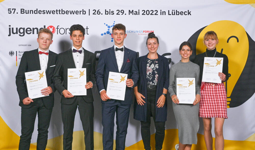 Bei der Siegerehrung: Die Preisträgerinnen und Preisträger mit DBU-Referentin Melanie Vogelpohl. © Max Lautenschlaeger