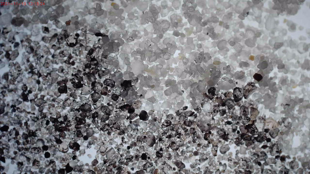 Mikroskop-Aufnahme vom aufbereiteten Altsand mit konventionellem Sand aus Schmiedeessen zum Vergleich daneben © Deutsche Bundesstiftung Umwelt