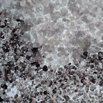Mikroskop-Aufnahme vom aufbereiteten Altsand mit konventionellem Sand aus Schmiedeessen zum Vergleich daneben © Deutsche Bundesstiftung Umwelt