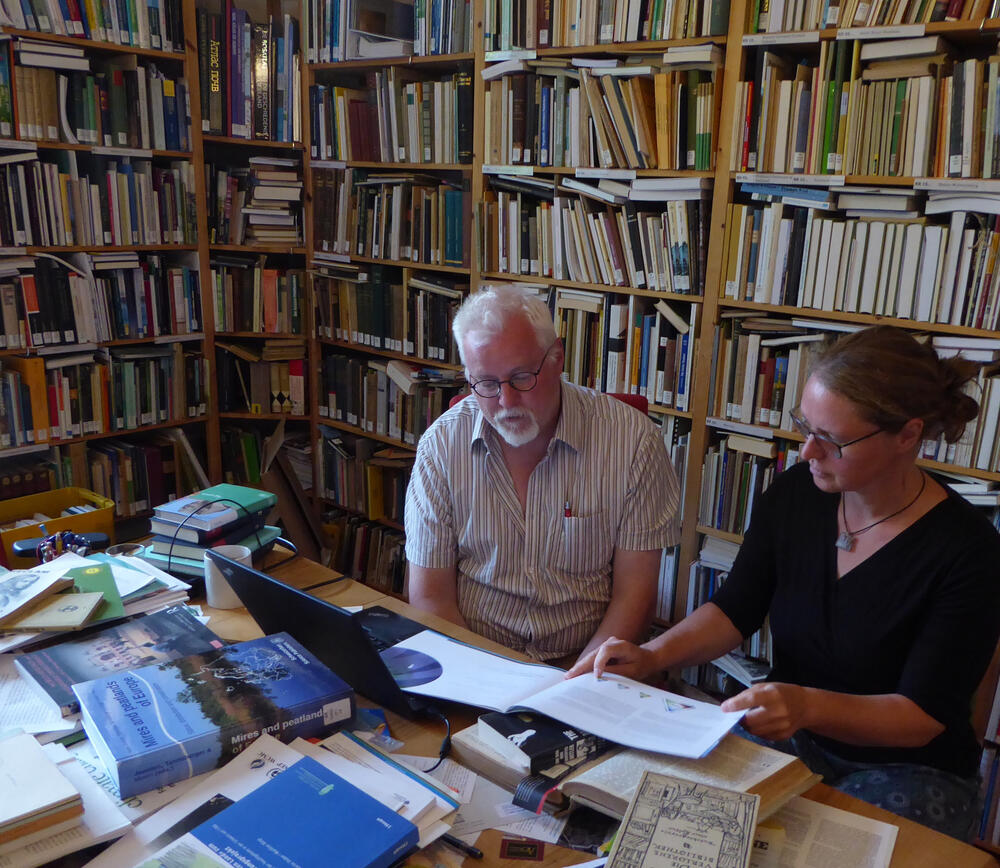 Joosten und Dr. Greta Gaudig in der Bibliothek © Jongebloed/DBU