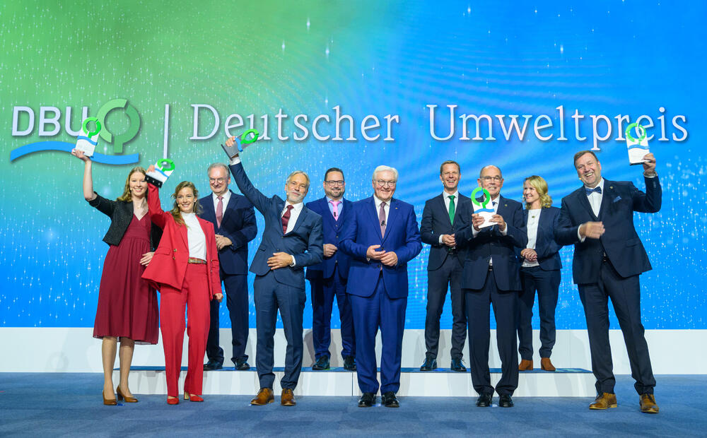 Deutscher Umweltpreis 2022 – Familienfoto, jubelnd © Peter Himsel/DBU