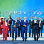 Deutscher Umweltpreis 2022 - Familienfoto, jubelnd © Peter Himsel/DBU